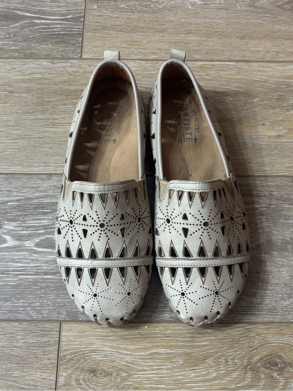 L'Artiste Spring Step Shoes Sz 38 EU 7.5 US Slip On Loafer Flats Neutral Cut Out